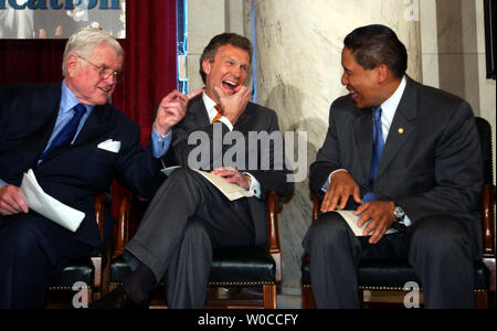 Le sénateur Tom Daschle, D-SD, centre, et le sénateur Ted Kennedy, D-MA, parler avec M. John Marshall, lors d'une cérémonie commémorant le 50e anniversaire de la Brown vs Board of Education, le 13 mai 2004 à Washington. Les démocrates de classement utilisé la possibilité d'un taux d'éclairement les efforts qui ont été faits dans l'éducation américaine, et les obstacles qui existent encore pour de nombreuses minorités. (Photo d'UPI/Michael Kleinfeld) Banque D'Images