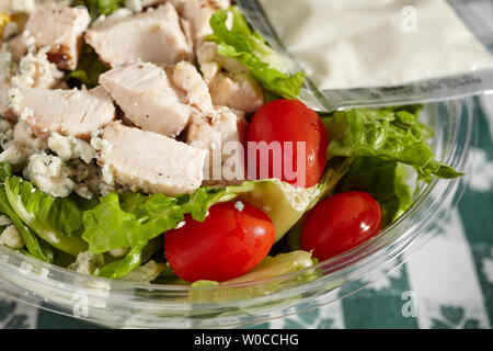 Salade pré-fait dans un récipient en plastique. Un aliment de base du monde moderne. Banque D'Images