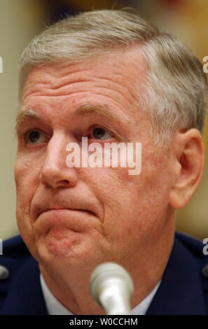 Le général Richard Myers, Joint Chiefs of Staff, témoigne devant la Commission des forces armées le 21 mai 2004 à Washington, en tant que chef d'état-major de l'Armée de terre Schoolmaker Peter regarde sur. Le comité est en outre à des allégations de violence en prison en Afghanistan et l'Iraq. (Photo d'UPI/Michael Kleinfeld) Banque D'Images