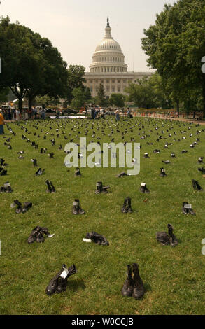 Huit cents paires de bottes de combat, chacun symbolisant un soldat américain tué en Irak, lignes East Sénat Parc en face du Capitole dans le cadre de l'American Friends Service Committee's exhibition le 25 mai 2004 à Washington. (Photo d'UPI/Rick Steele). Banque D'Images