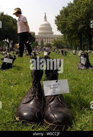 Huit cents paires de bottes de combat, chacun symbolisant un soldat américain tué en Irak, lignes East Sénat Parc en face du Capitole dans le cadre de l'American Friends Service Committee's exhibition le 25 mai 2004 à Washington. (Photo d'UPI/Rick Steele). Banque D'Images