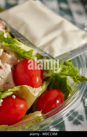 Salade pré-fait dans un récipient en plastique. Un aliment de base du monde moderne. Banque D'Images