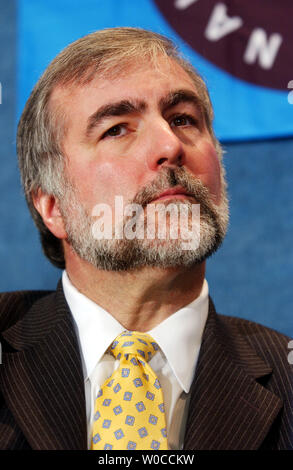 Le Dr William Schulz, Directeur exécutif d'Amnesty International, à l'écoute de l'autre le président, au cours d'une conférence de presse le 5 mars 2004 au National Press Club à Washington. Amnesty International lance une campagne de sensibilisation et de lutte contre l'abus des femmes, à la fois en tant que combattants et civils. (Photo d'UPI/Michael Kleinfeld) Banque D'Images