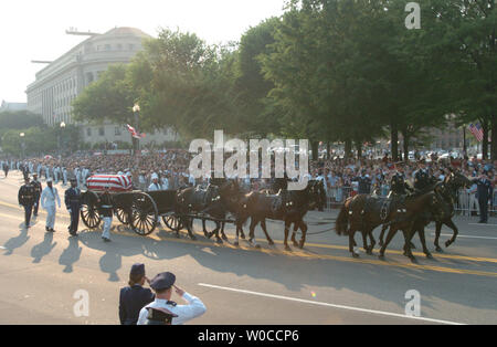 Le cercueil de l'ancien Président Ronald Reagan est transporté par la Constitution Avenue au cours d'une procession funéraire de l'État le 8 juin 2004. (Photo d'UPI/Pat Benic) Banque D'Images