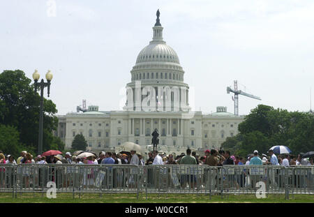 Des milliers d'attendre dans de longues lignes et de la chaleur à l'extérieur de la capitale de l'Etat à Washington pour voir la 40e le président Ronald Reagan en chapelle ardente dans la rotonde du Capitole, le 10 juin 2004. Il est mort à l'âge de 93 ans.(UPI Photo/ Arianne Starnes) Banque D'Images