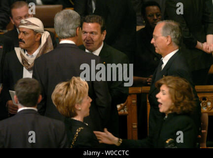 L'ancien Président Bill Clinton des entretiens avec le chancelier allemand Gerhard Schroeder (retour C) comme Hillary Clinton salue Teresa Heinz Kerry (R), épouse de John Kerry avant les funérailles d'État pour l'ancien Président Ronald Reagan à la National Cathedral à Washington le 11 juin 2004. Les dirigeants du monde entier ont rendu hommage au 40e président des États-Unis. (Photo d'UPI/Pat Benic) Banque D'Images