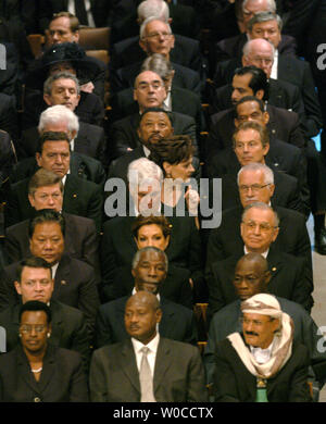 Cherie Blair fait une remarque à l'époux et le Premier ministre britannique Tony Blair en tant que dirigeants et dignitaires étrangers regarder les funérailles d'état de l'ancien Président Ronald Reagan à la National Cathedral à Washington le 11 juin 2004. À gauche du Cherie est premier ministre allemand Gerhard Schroeder. Les dirigeants du monde entier ont rendu hommage au 40e président des États-Unis. (Photo d'UPI/Pat Benic) Banque D'Images