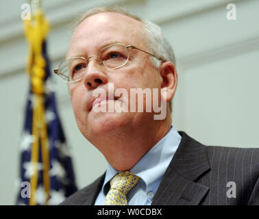 Kenneth Starr, ancien procureur spécial, prend la parole à une réunion de la fondation juridique de Washington concernant la durée de 2003 la Cour suprême le 30 juin 2004 à Washington. (Photo d'UPI/Michael Kleinfeld) Banque D'Images