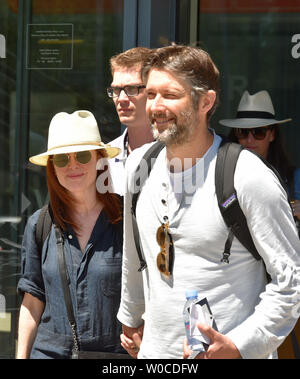 Karlovy Vary, République tchèque. 27 Juin, 2019. L'actrice américaine Julianne Moore, à gauche, et son mari Bart Freundlich, droite, arrivent dans l'aéroport de Karlovy Vary, République tchèque, à la 54e Festival International du Film de Karlovy Vary, le 27 juin 2019. Le festival se tiendra du 28 juillet au 6 juillet 2019. Credit : Slavomir Kubes/CTK Photo/Alamy Live News Banque D'Images