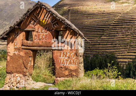 Terrasses et vue depuis le Mirador de Inti Huatana de Pisac, la Vallée Sacrée, le Pérou, Amérique du Sud, Banque D'Images