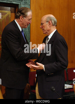 Le sénateur John D. Rockefeller IV, D-WV, gauche, et la sénatrice Pat Roberts, R-KS, prendre la parole avant le Comité spécial du Sénat sur le renseignement audition au sujet de la réforme de la communauté du renseignement le 20 juillet 2004, sur la colline du Capitole à Washington. (Photo d'UPI/Roger L. Wollenberg) Banque D'Images