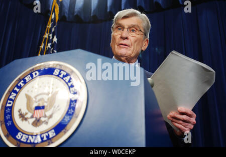 Le sénateur John Warner, R-Va, parle aux membres de la presse au cours d'une conférence de presse le 25 août 2004 à Washington. Warner a appelé la conférence de presse pour discuter de l'abus de prisonnier à la prison d'Abou Ghraib et le Jones-Fay Rapport. (Photo d'UPI/Michael Kleinfeld) Banque D'Images