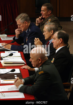 Le général James Jones, Jr., commandant de commandement européen américain et commandant suprême des forces alliées, chef d'état-major interarmées Richard Myers, le secrétaire à la défense Donald Rumsfeld, Adm. Thomas Fargo, commandant du Commandement du Pacifique des États-Unis, et le général Leon LaPorte, commandant, Commandement des Nations Unies, la Corée du Sud et les États-Unis et commandant du Commandement des forces, les forces américaines en Corée, de haut en bas, de comparaître devant la Commission des forces armées du Sénat à témoigner à propos de déploiement outre-mer des troupes des États-Unis au cours d'une audience sur la colline du Capitole à Washington le 23 septembre 2004. (Photo d'UPI/Roger L. Wollenberg) Banque D'Images