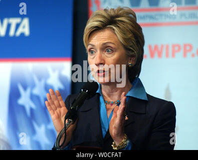 La Sénatrice Hillary Rodham Clinton, D-N.Y., parle des défis auxquels font face les États-Unis à un groupe appelé les femmes ayant une incidence sur la politique publique au National Press Club à Washington le 28 septembre 2004. Clinton a fortement critiqué la politique fiscale du gouvernement Bush. (Photo d'UPI/Roger L. Wollenberg) Banque D'Images