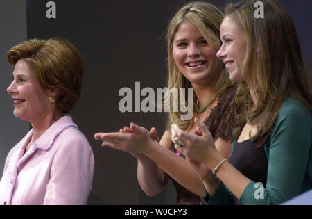 La Première dame Laura Bush et ses filles Jenna(centre) et Barbara (droite) cheer tandis qu'ils écoutent au Président George W. Bush accepter le sénateur John Kerry a concédé à partir de l'élection présidentielle à la Ronald Reagan Building à Washington, le 3 novembre 2004. (UPI Photo/ Arianne Starnes) Banque D'Images