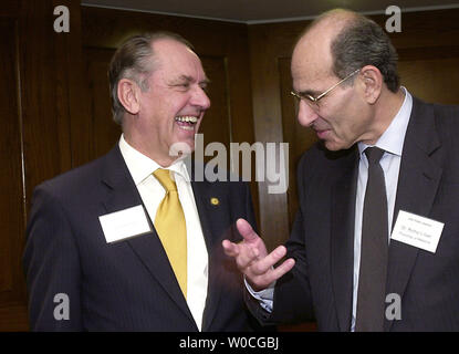 Monsieur l'Ambassadeur suédois Jan Eliasson parle avec Richard Axel, lauréat du Prix Nobel de physiologie ou médecine, lors d'une conférence de presse à l'hôtel Wyndham à Washington le 1 décembre 2004. Le Prix Nobel sont l'une des plus hautes distinctions civiles remis annuellement en Swedan et la Norvège. Les prix sont décernés dans six catégories : physiologie ou médecine, Physique, Chimie, littérature, paix, et de l'économie.(UPI/Photo Arianne Starnes) Banque D'Images