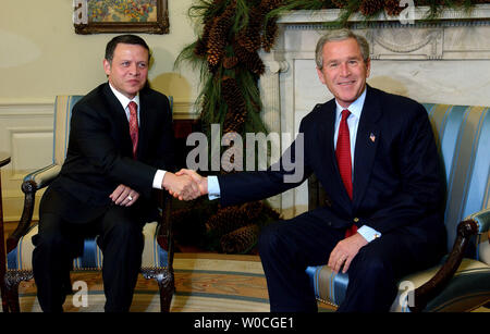 Le Président George Bush se félicite le roi de Jordanie Abdullah II de la le bureau ovale le 6 décembre 2004 à la Maison Blanche à Washington. Abdullah est en ville pour discuter de la situation actuelle en Iraq, et les prochaines élections dans les territoires palestiniens. (Photo d'UPI/Michael Kleinfeld) Banque D'Images