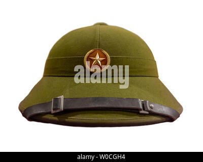 Ancien casque militaire du Vietnam, isolé sur fond blanc. Banque D'Images