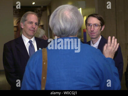 Eleanor McMillan, restaurateur à la retraite et des donateurs pour la Smithsonian, parle avec Brent Glass, le Directeur NMAH, et Roger blanc, le conservateur pour le musée des transports avant la cérémonie de don McMillan's 1964 Ford Mustang coupé à toit rigide de la Smithsonian's National American History Museum de Washington, à l'occasion du 40e anniversaire de la Mustang, le 8 décembre 2004. Le point culminant de la Ford Mustang 1964 a été son caractère pratique sur le dessus du maintien de la qualité des voitures de sport. Cette voiture a été assemblées au cours de la première année civile de la production Mustang en octobre 1964.(UPI/Photo Arianne Starn Banque D'Images