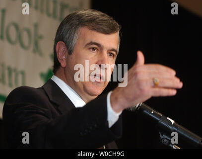 Le Secrétaire à l'Agriculture Mike Johanns, s'adresse aux personnes se sont réunis à l'Agricultural Outlook Forum 2005, "la science, la politique et les marchés - ce que l'avenir nous réserve ?' le 24 février 2005 à Alexandria, VA. Johanns a examiné le budget actuel avant le Congrès et les compressions que le ministère de l'agriculture est confrontée. (Photo d'UPI/Michael Kleinfeld) Banque D'Images