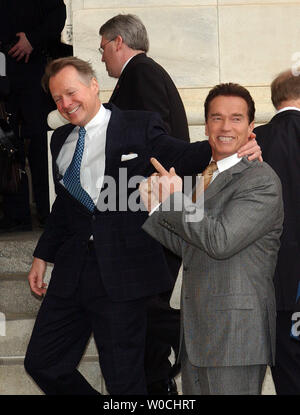 Rempl. David Dreier, R-Californie, à gauche, et la Californie Gov. Arnold Schwarzenegger tête dans le Capitole pour une réunion à Washington le 17 février 2005. (Photo d'UPI/Roger L. Wollenberg) Banque D'Images