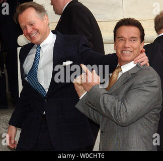 Rempl. David Dreier, R-Californie, à gauche, et la Californie Gov. Arnold Schwarzenegger tête dans le Capitole pour une réunion à Washington le 17 février 2005. (Photo d'UPI/Roger L. Wollenberg) Banque D'Images