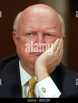 Le Secrétaire de l'Énergie, Samuel Bodman, témoigne devant le Sénat l'énergie et des ressources naturelles l'audience du comité sur l'exercice 2006 Budget du ministère de l'énergie le 3 mars 2005, sur la colline du Capitole à Washington. (Photo d'UPI/Roger L. Wollenberg) Banque D'Images