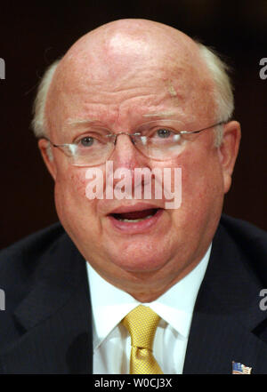 Le Secrétaire de l'Énergie, Samuel Bodman, témoigne devant le Sénat l'énergie et des ressources naturelles l'audience du comité sur l'exercice 2006 Budget du ministère de l'énergie le 3 mars 2005, sur la colline du Capitole à Washington. (Photo d'UPI/Roger L. Wollenberg) Banque D'Images