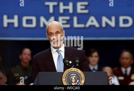 Département de la sécurité intérieure, Michael Chertoff, secrétaire parle à tous ceux qui se sont réunis à l'occasion d'une cérémonie après avoir été assermenté à titre de secrétaire à Washington le 3 mars 2005. Chertoff est un ancien adjoint au procureur général et a réussi, M. Tom Ridge, secrétaire du ministère qui a été créé après les attentats du 11 septembre 2001. Chertoff écoute à sa droite. (Photo d'UPI/Michael Kleinfeld) Banque D'Images