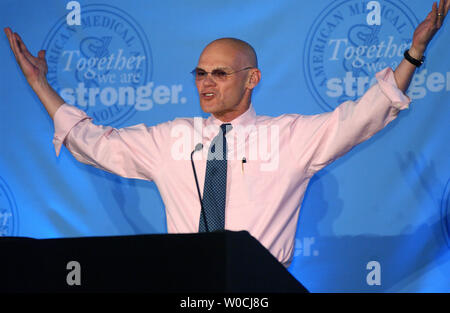 James Carville stratège démocratique s'exprime sur l'avenir des soins de santé à une conférence de l'Association médicale américaine le 14 mars 2005, à Washington. (Photo d'UPI/Roger L. Wollenberg) Banque D'Images