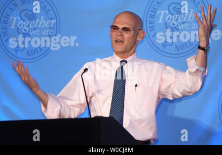 James Carville stratège démocratique s'exprime sur l'avenir des soins de santé à une conférence de l'Association médicale américaine le 14 mars 2005, à Washington. (Photo d'UPI/Roger L. Wollenberg) Banque D'Images