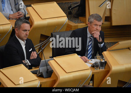 Edinburgh, Royaume-Uni. 27 juin 2019. Sur la photo : Willie Rennie, Leader du Parti Libéral Démocrate écossais (à droite) et Alex (à gauche) Cole-Hamilton session hebdomadaire des premiers ministres des questions à la Chambre au Parlement de l'Écosse, Édimbourg. Crédit : Colin Fisher/Alamy Live News Banque D'Images