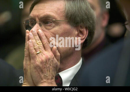 Le commissaire de la Ligue Majeure de Baseball Allan H. Selig écoute témoignage d'anciens Oakland Athletic et Texas Ranger baseball player Jose Canseco avant la réforme de la Chambre des représentants des États-Unis, du Comité lors d'une audience de comité sur l'usage des stéroïdes dans le baseball majeur, le Jeudi, Mars 17, 2005, sur la colline du Capitole à Washington. (Photo d'UPI/Kamenko Pajic) Banque D'Images