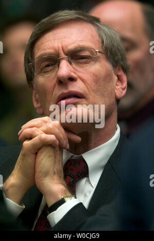 Le commissaire de la Ligue Majeure de Baseball Allan H. Selig écoute témoignage d'anciens Oakland Athletic et Texas Ranger baseball player Jose Canseco avant la réforme de la Chambre des représentants des États-Unis, du Comité lors d'une audience de comité sur l'usage des stéroïdes dans le baseball majeur, le Jeudi, Mars 17, 2005, sur la colline du Capitole à Washington. (Photo d'UPI/Kamenko Pajic) Banque D'Images