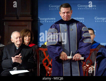 Le roi Abdallah II de Jordanie reçoit un doctorat honorifique ès lettres à l'Université de Georgetown le 21 mars 2005. À gauche c'est Théodore McCarrick, archevêque de Washington, DC. (Photo d'UPI/Roger L. Wollenberg) Banque D'Images