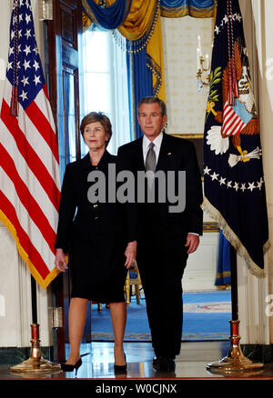 Le Président George Bush et de la Première dame Laura Bush dans la salle d'exprime leur condoléances à la mort du Pape Jean Paul II à partir de la Maison Blanche le 2 avril 2005 à Washington. Les quatre-vingt-quatre ans est mort après avoir souffert coeur Souverain Pontife et l'insuffisance rénale. (Photo d'UPI/Michael Kleinfeld) Banque D'Images