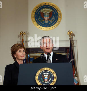 Le Président George Bush exprime ses condoléances à la mort du Pape Jean Paul II à partir de la Maison Blanche le 2 avril 2005 à Washington. Les quatre-vingt-quatre ans est mort après avoir souffert coeur Souverain Pontife et l'insuffisance rénale. La Première dame Laura Bush regarde sur. (Photo d'UPI/Michael Kleinfeld) Banque D'Images