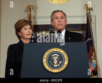 Le Président George Bush exprime ses condoléances à la mort du Pape Jean Paul II à partir de la Maison Blanche le 2 avril 2005 à Washington. Les quatre-vingt-quatre ans est mort après avoir souffert coeur Souverain Pontife et l'insuffisance rénale. La Première dame Laura Bush regarde sur. (Photo d'UPI/Michael Kleinfeld) Banque D'Images