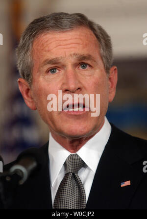 Le Président George Bush exprime ses condoléances à la mort du Pape Jean Paul II à partir de la Maison Blanche le 2 avril 2005 à Washington. Les quatre-vingt-quatre ans est mort après avoir souffert coeur Souverain Pontife et l'insuffisance rénale. (Photo d'UPI/Michael Kleinfeld) Banque D'Images