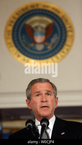 Le Président George Bush exprime ses condoléances à la mort du Pape Jean Paul II à partir de la Maison Blanche le 2 avril 2005 à Washington. Les quatre-vingt-quatre ans est mort après avoir souffert coeur Souverain Pontife et l'insuffisance rénale. (Photo d'UPI/Michael Kleinfeld) Banque D'Images