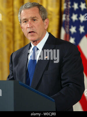 Le président américain George W. Bush parle de la médaille d'honneur décernée à titre posthume à l'Armée Le sergent. 1re classe Paul Ray Smith dans l'East Room de la Maison Blanche le 4 avril 2005. Smith a été honoré pour la défense de la vie des autres soldats américains au cours d'une bataille près de l'aéroport international de Bagdad. (Photo d'UPI/Roger L. Wollenberg) Banque D'Images