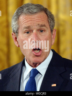 Le président américain George W. Bush parle de la médaille d'honneur décernée à titre posthume à l'Armée Le sergent. 1re classe Paul Ray Smith dans l'East Room de la Maison Blanche le 4 avril 2005. Smith a été honoré pour la défense de la vie des autres soldats américains au cours d'une bataille près de l'aéroport international de Bagdad. (Photo d'UPI/Roger L. Wollenberg) Banque D'Images