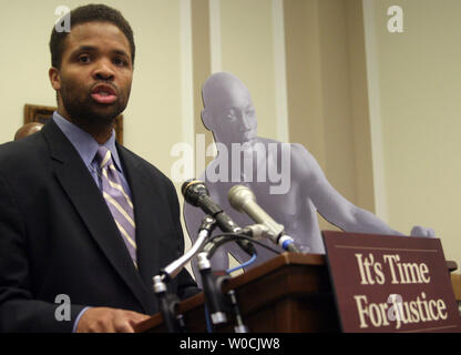 M. Jesse Jackson, Jr (D-IL) prend la parole à une conférence de presse appelant le président Bush d'accorder un pardon à Jack Johnson, le premier noir heavyweight champion du monde à la maison de M. Rayburn Immeuble de bureaux à Washington, DC, le 6 avril 2005. Jack Johnson a été arrêté pour le transport d'une femme blanche d'un état en 1913. (UPI Photo/Kevin Dietsch) Banque D'Images