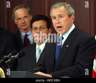 Le président américain George W. Bush parle avant qu'il signe la faillite Abuse Prevention and Consumer Protection Act de 2005 à l'Eisenhower Executive Office Building à Washington le 20 avril 2005. Derrière Bush sont Sen. Thomas Carper, D-DE, à gauche, et procureur général des États-Unis, Alberto Gonzalez. (Photo d'UPI/Roger L. Wollenberg) Banque D'Images