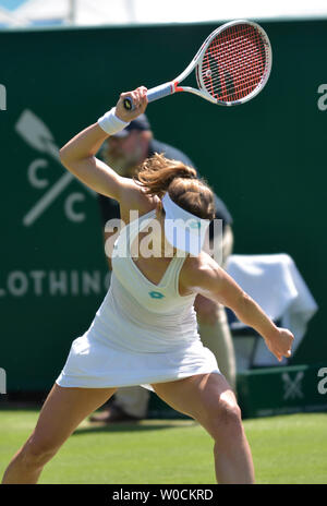 Alize Cornet (Fra) jouer à la Nature Valley International tennis dans le Devonshire Park, Eastbourne, Angleterre, Royaume-Uni. 27 juin 2019 - mis en garde pour abus de raquette Banque D'Images