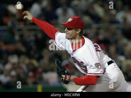 Nationals de Washington pitcher John Patterson emplacements contre les Mets de New York au cours de la première manche au RFK Stadium de Washington, DC le 1er mai 2005. (UPI Photo/Kevin Dietsch) Banque D'Images