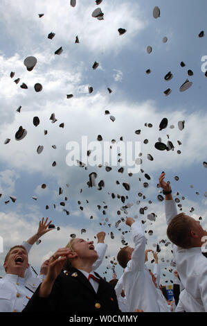 Les diplômés de l'académie navale des États-Unis lancent leurs chapeaux en l'air après avoir obtenu son diplôme, à Annapolis, Maryland, le 27 mai 2005. (Photo d'UPI/Roger L. Wollenberg)
