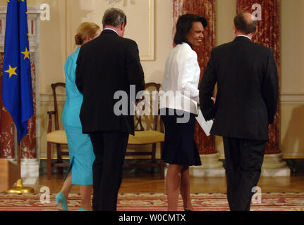 (L à R) Benita Ferrero-Waldner, commissaire chargée des Relations Extérieures, Jean Asselborn, vice-Premier Ministre et Ministre des affaires étrangères du Luxembourg, le secrétaire d'État américaine Condoleezza Rice, et Javier Solana, Secrétaire Général du Conseil de l'Union européenne et Haut Représentant pour la politique étrangère de Sécurité Commune, quitter la salle après une conférence de presse conjointe au Département d'État le 2 juin 2005 à Washington. Ils ont discuté de la défaite de la Constitution européenne en France et quels effets cela pourrait avoir sur le reste du pays de l'UE. (Photo d'UPI/Michael Kleinfeld) Banque D'Images