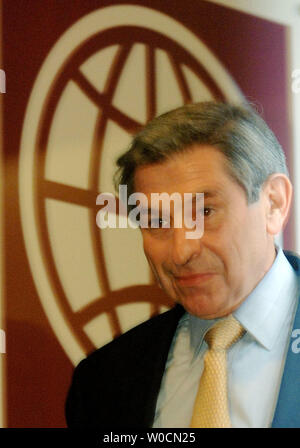 Le Président de la Banque mondiale Paul Wolfowitz entre dans sa première conférence de presse à la Banque mondiale, d'exposer ses plans pour voyager dans plusieurs pays africains au cours des prochaines semaines, le 7 juin 2005 à Washington. Il a dit qu'il est hâte de rencontrer tous les types de personnes pour son premier voyage en Afrique subsaharienne et pourquoi l'Afrique doit classer comme première priorité pour la Banque mondiale et la communauté internationale du développement. (Photo d'UPI/Michael Kleinfeld) Banque D'Images