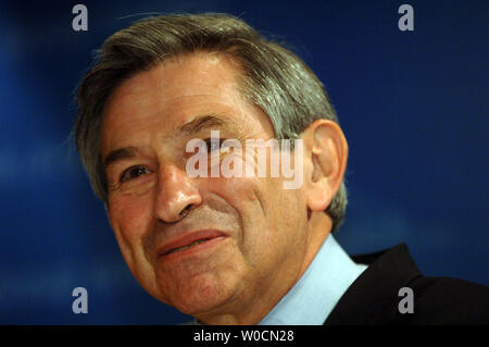 Le Président de la Banque mondiale Paul Wolfowitz parle avec les membres de la presse à l'occasion de sa première conférence de presse à la Banque mondiale, d'exposer ses plans pour voyager dans plusieurs pays africains au cours des prochaines semaines, le 7 juin 2005 à Washington. Il a dit qu'il est hâte de rencontrer tous les types de personnes pour son premier voyage en Afrique subsaharienne et pourquoi l'Afrique doit classer comme première priorité pour la Banque mondiale et la communauté internationale du développement. (Photo d'UPI/Michael Kleinfeld) Banque D'Images